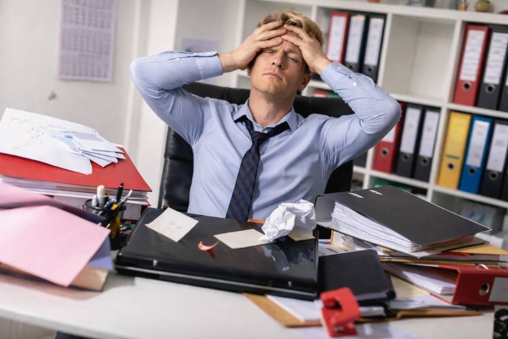 Why Messy Desks Make Smart People Less Productive?